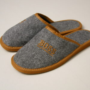 Zabawne kapcie ciapy męskie z napisem boss