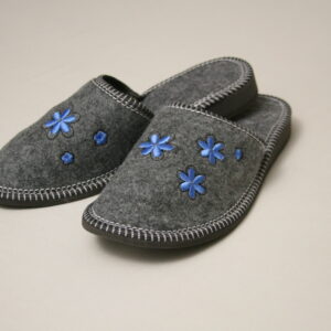 Kapcie ciapy góralskie niebieskie kwiaty zakryte